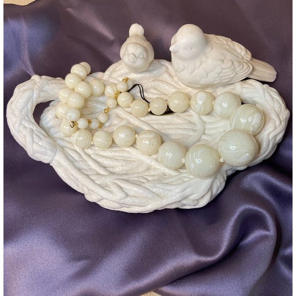 Vintage Off White Marbled  Lucite Necklace - Picture 2 of 6